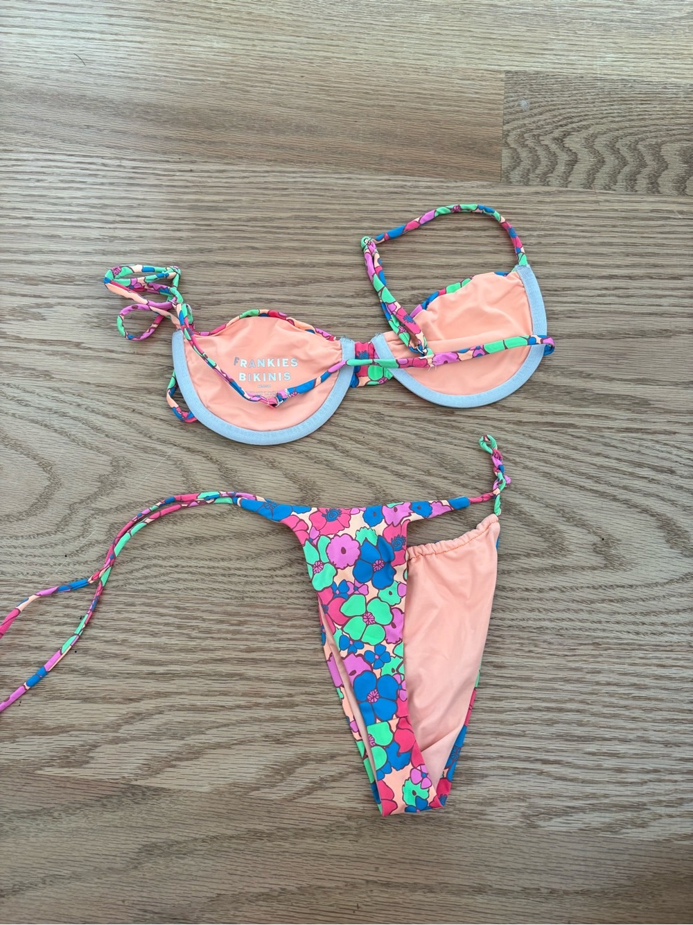 Frankie’s Bikinis set - Picture 3 of 4